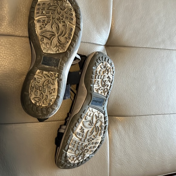 Skechers memory phone sandals. Womens size 5M. Used lightly, very comfortable. - Picture 3 of 3